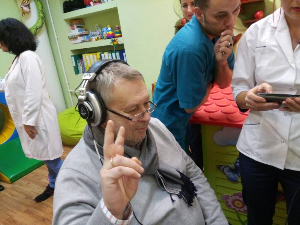 Делится своим опытом нейрореабилитации с зарубежными коллегами