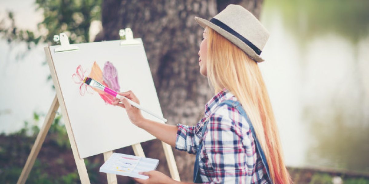 beautiful-girl-draws-a-picture-in-the-park_1150-4058