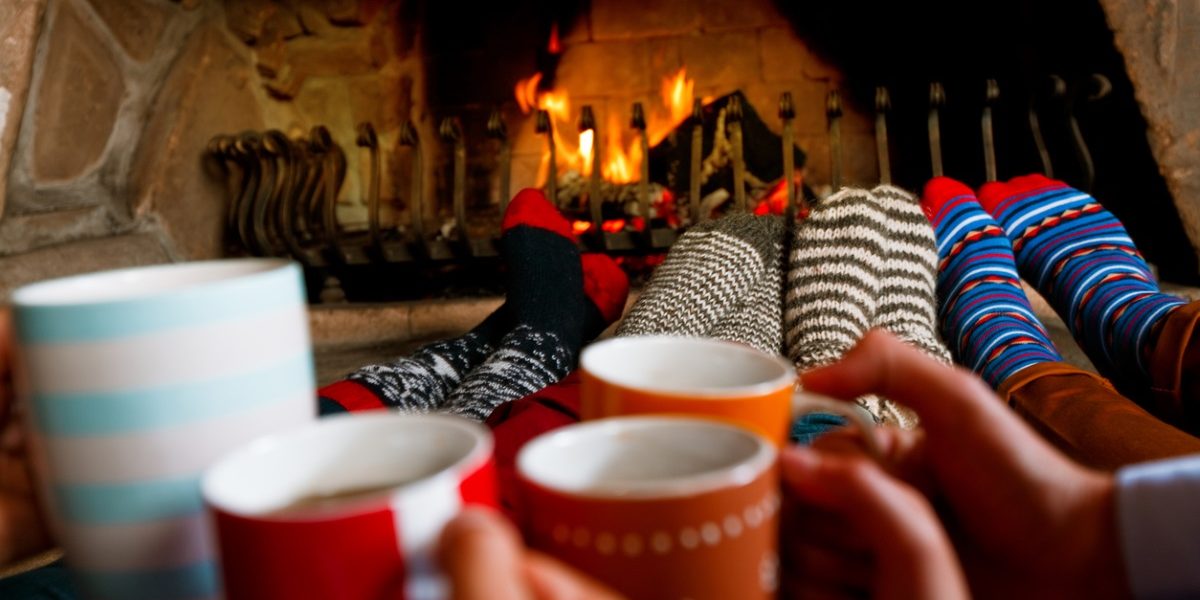Friends-sitting-by-the-fireplace-5090814.. (2)-семья-чай-носки-у камина-2